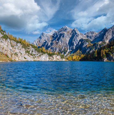 Sunny Autumn Alpine Tappenkarsee Gölü ve yukarıdaki kayalık dağlar, Kleinarl, Land Salzburg, Avusturya. Resimli yürüyüş, mevsimsel ve doğa güzelliği konsepti yüksek çözünürlük sahnesi.