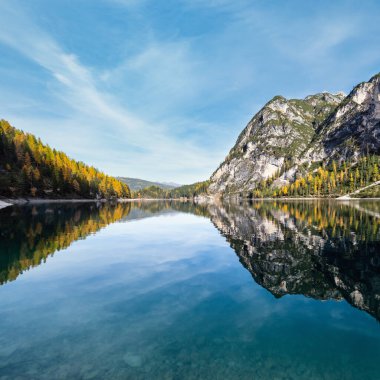 Sonbahar huzurlu Alp Gölü Braies veya Pragser Wildsee. Fanes-Sennes-Prags Ulusal Parkı, Güney Tyrol, Dolomites Alpleri, İtalya, Avrupa. Resimli seyahat, mevsimlik ve doğa güzelliği konsepti.