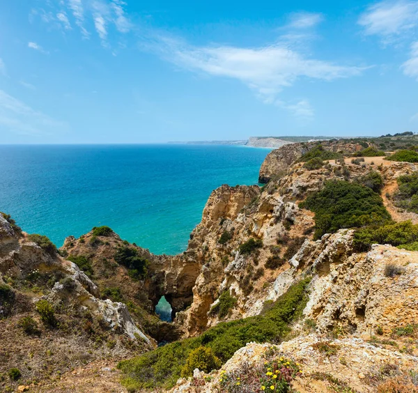 Atlantik Okyanusu yaz kayalık sahil şeridi görünümü (Ponta da Piedade, Lagos, Algarve, Portekiz).