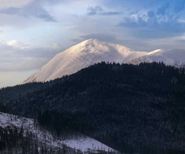 Pequeño Pueblo Alpino Montañas Nevadas Invierno Primer Amanecer Luz Del — Foto de Stock