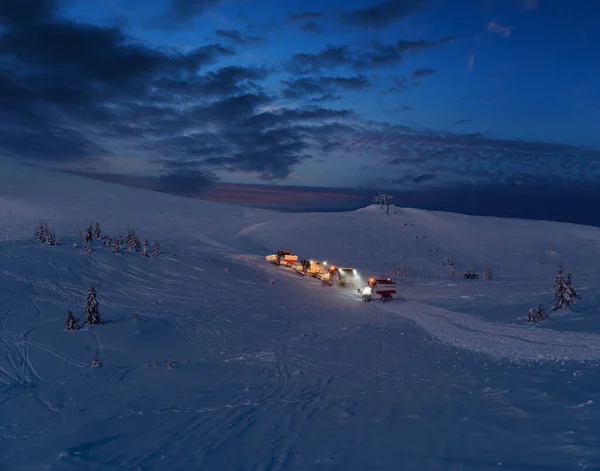 Neve Groomers Snowcat Ratrack Machines Noite Predawn Passeio Excursão Para — Fotografia de Stock