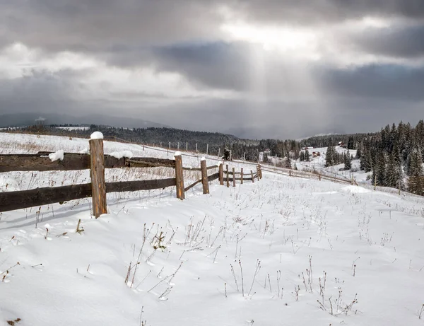 冬季偏远高山村郊 乡村小山 小林和农田 — 图库照片