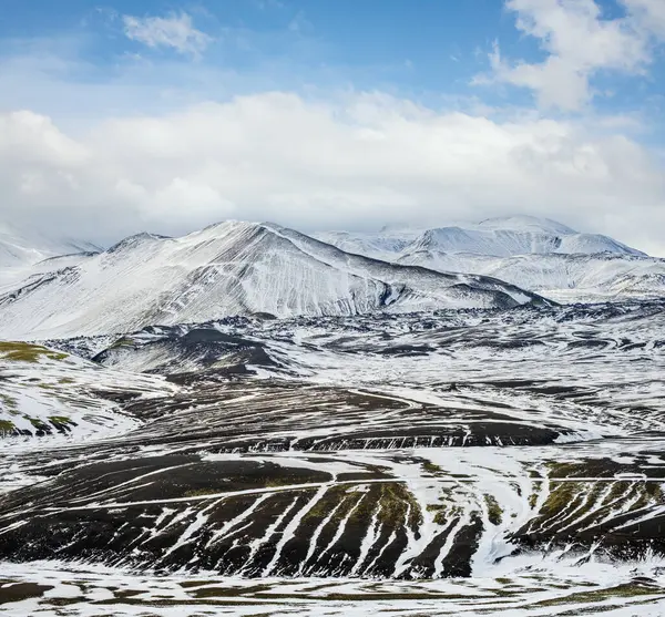アイスランド南部の高地で季節が変わります 秋の雪に覆われたカラフルなLandmannalauar山 — ストック写真