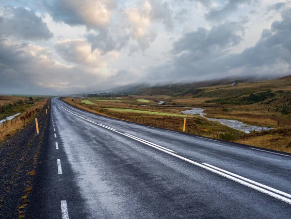 아이슬란드에서 자동차 여행을 경치가 아름다운 아이슬란드 — 스톡 사진
