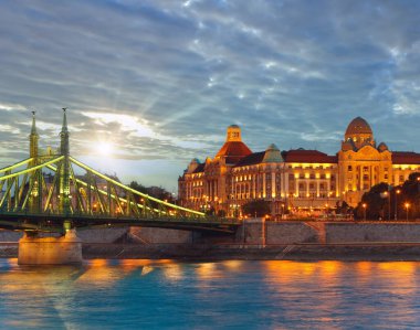 Budapeşte alacakaranlık manzarası. Uzun pozlama. Macar simgeleri, Özgürlük Köprüsü ve Gellert Otel Sarayı.