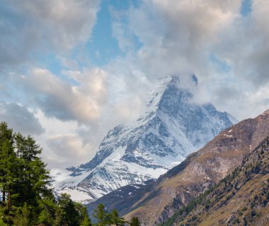 Yaz Matterhorn dağ manzarası (Alpler, İsviçre, Zermatt ilçe sınırı)