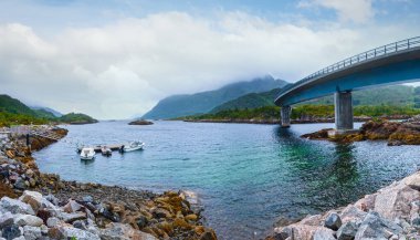 Norveç Denizi taşlı sahil Köprüsü (uzak değil No, Norveç ile bulutlu gece görünümü).