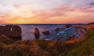 Sunset Arnia Beach (İspanya, Atlantik Okyanusu) sahil şeridi. İki çekim dikiş panorama.