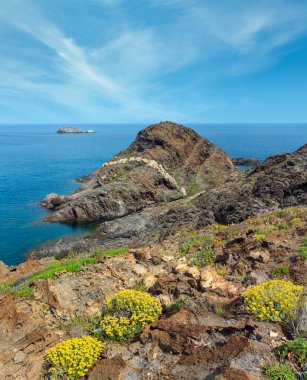 Akdeniz kayalık sahil yaz görünümünden Creus cape (Cap de Creus), Costa Brava, Katalonya, İspanya.