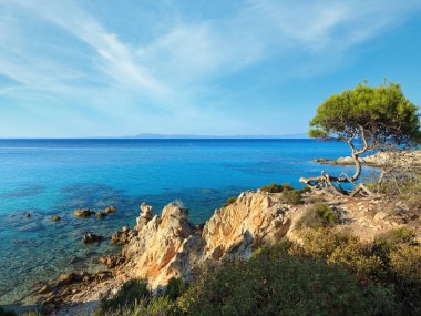 Aquamarine suyuyla Ege kıyısı manzarası, Mega Portokali Sahili (Sithonia, Chalkidiki, Yunanistan).