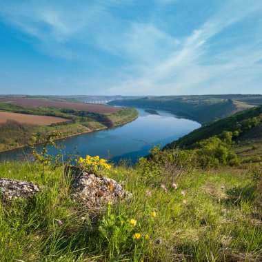 Dnister Nehri Kanyonu 'nun muhteşem bahar manzarası. Resimli kayalar, tarlalar, çiçekler. Shyshkovi Gorby, Nahoriany, Chernivtsi bölgesi, Ukrayna.