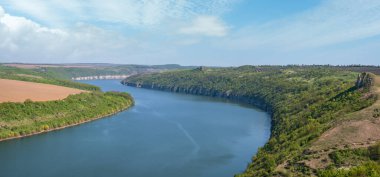 Dnister Nehri Kanyonu 'nun muhteşem bahar manzarası. Resimli kayalar, tarlalar, çiçekler. Shyshkovi Gorby, Nahoriany, Chernivtsi bölgesi, Ukrayna.