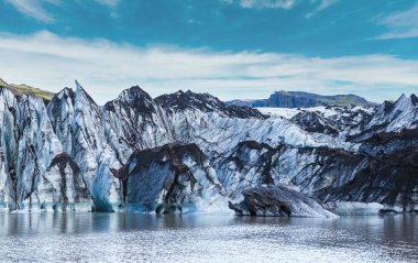 Solheimajokull güney İzlanda 'da resimli bir buzuldur. Bu buzulun dili Katla volkanından kayar. Buz blokları ve dağlarla çevrili güzel bir buzul gölü gölü..