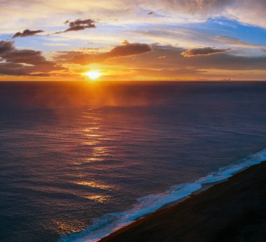 Dyrholaey Burnu, Vik, Güney İzlanda 'dan sonsuz okyanus siyah volkanik kumsal manzarası. Vestmannaeyjar Adaları Ufukta garip siluetler.