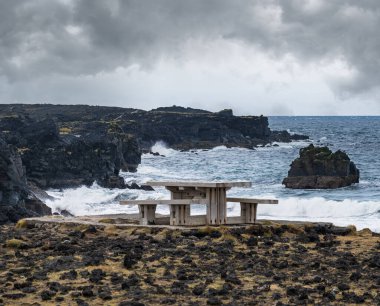 Batı İzlanda, Snaefellsnes yarımadası, Skardsvik Plajı 'ndaki araba gezisine bakın. Muhteşem siyah volkanik kayalık okyanus kıyısı.