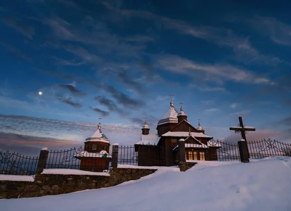 夜空密月在山顶上偏远的乡村教堂之上 乌克兰Voronenko — 图库照片