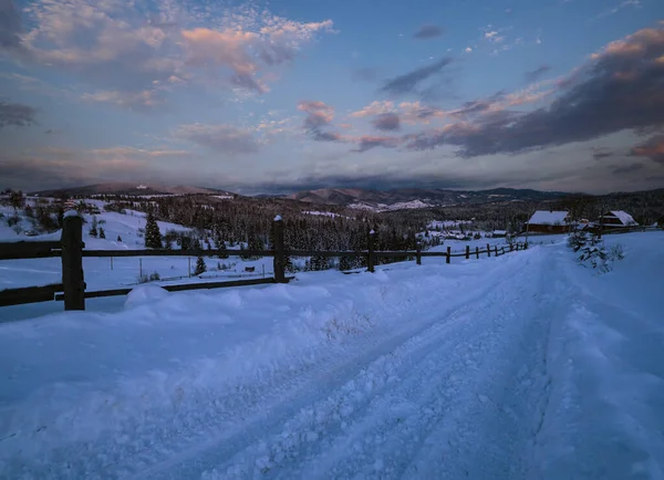 Nattlig Landsväg Hoaser Kullar Lundar Och Jordbruksmark Vintern Avlägsen Alpin — Stockfoto