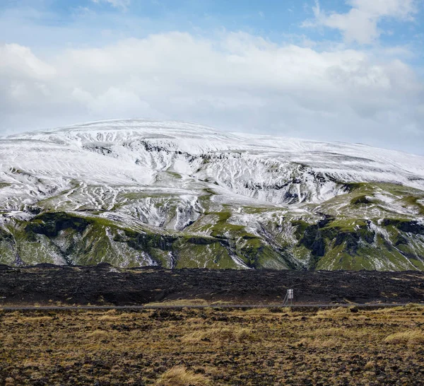 アイスランド南部の高地で季節が変わります 秋には雪に覆われたカラフルなLandmannalauar山 手前の火山砂の溶岩原 — ストック写真