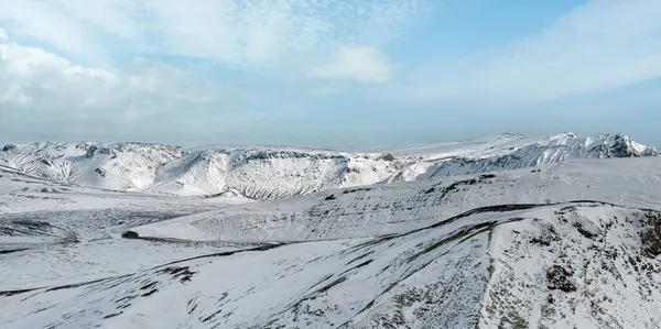 アイスランドの秋に雪に覆われたカラフルなLandmannalaugar山 — ストック写真
