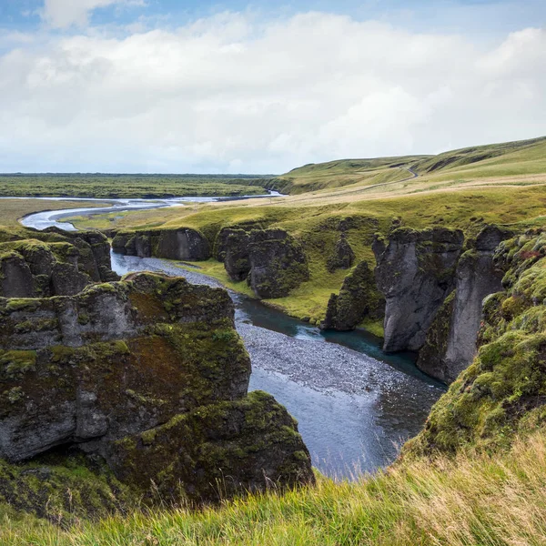 Rio Fjadra Fluindo Através Belo Desfiladeiro Fjadrargljufur Sul Islândia Dia — Fotografia de Stock