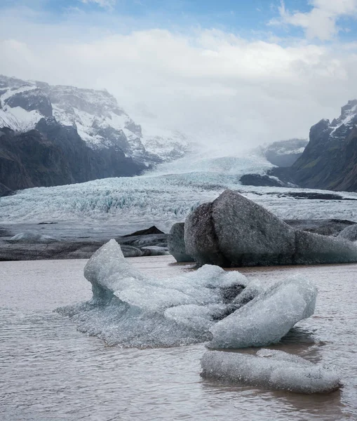 ヴァトナヨークトル氷山やヴァトナ氷河からアイスランドのオラエファヨークトル火山の近くにある氷河の舌状スライド 氷塊と周囲の山々と氷河のラグーン — ストック写真