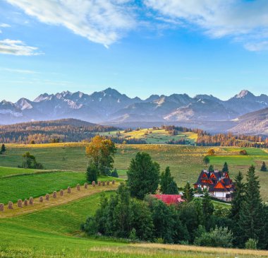Yaz sabah puslu dağ köyü görünümü ve tatra range arkasında (gliczarow gorny, Polonya)