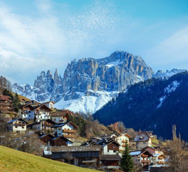 Kış dağ katmanları Köyü Güney Tirol il (İtalya).