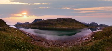 Yaz günbatımı deniz manzarası, Norveç, Lofoten.