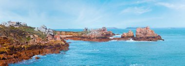 Ploumanach coast bahar panorama (perros-guirec, brittany, Fransa). pembe granit sahil.