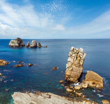 Atlantik Okyanusu kayalık sahil şeridi Portio plaj, (Pielagos, Cantabria, İspanya yakınındaki)