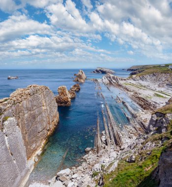 Atlantik Okyanusu kayalık sahil şeridi Portio Beach (Pielagos, Cantabria, İspanya yakınındaki)