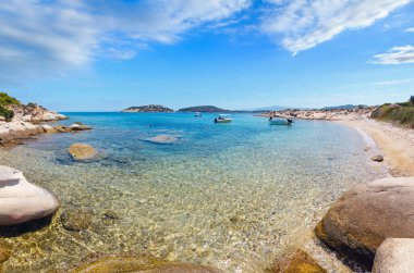 Güzel yaz Ege Sahil peyzaj, Sithonia (yakınındaki Lagonisi beach), Halkidikya, Yunanistan. İnsanlar tanınmaz. Üç atış dikiş yüksek çözünürlüklü panorama.