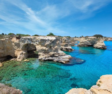 Uçurumlar, kayalık kemer ve yığında (faraglioni), Torre Sant Andrea, güzel deniz manzarası: Salento deniz kenarı, Puglia, İtalya