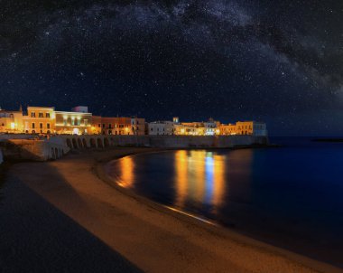 Gelibolu 'nun yukarısındaki yıldız gecesinde Lecce, Puglia, güney İtalya. Angevine-Aragonese Ortaçağ Kalesi 'nin duvarlarından görüntü.