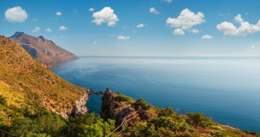 San Vito lo Capo ve Scopello arasındaki Zingaro Doğa Koruma Parkı kıyı şeridi patikasından Trapani ili, İtalya.