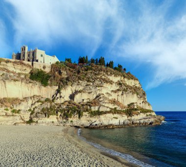 Eski 4 yüzyıl manastır üstünde tepe-in Sanctuary of Santa Maria Adası - Tropea, Calabria, İtalya. Tiren Denizi, Tropea Beach.