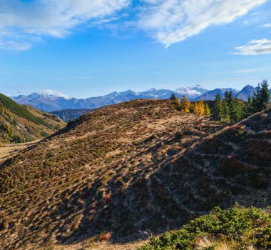 Güneşli, huzurlu, sonbahar dağları manzarası. Dorfgastein 'dan Paarseen göllerine, Land Salzburg, Avusturya' ya yürüyüş yolundan huzurlu Alpler dağ manzarası. Resimli yürüyüş mevsimi, doğa güzelliği konsepti sahnesi.