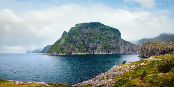 Yaz bulutlu deniz kıyısı manzarası, Norveç, Lofoten.