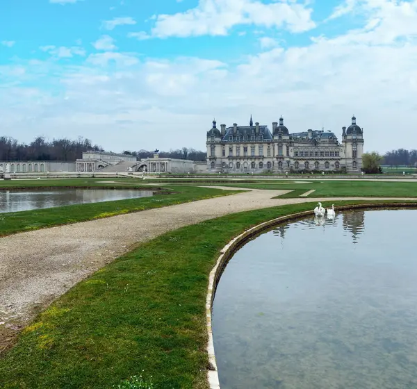 Chateau Chantilly Francie Labutě Rybníku Grand Zámek Přestavěn Roce 1870 — Stock fotografie