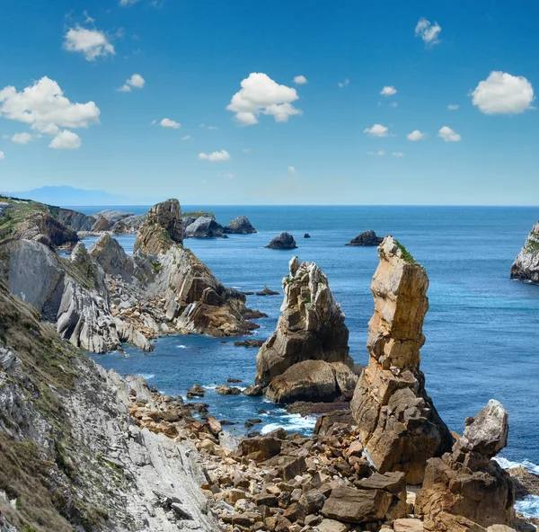 Atlantik Okyanusu kayalık sahil şeridi Portio plaj, (Pielagos, Cantabria, İspanya yakınındaki)