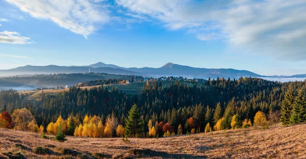 カルパティア山脈 Yablunytsia イヴァーノ フランキーウシク州 ウクライナ の朝の斜面 秋の田園風景 つのショットは 高解像度のパノラマをステッチします — ストック写真