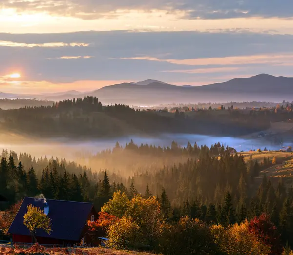 空気だ 早朝の霧とカルパティア山脈と認識できない農場の秋の斜面上の最初の朝の太陽光線 ウクライナ — ストック写真