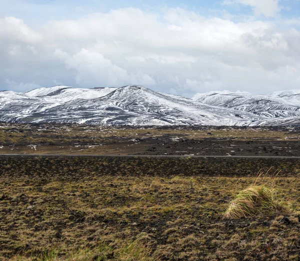 가을에는 아이슬란드의 눈덮인 란만날 라우가 눈으로 입니다 전경에 화산암으로 — 스톡 사진