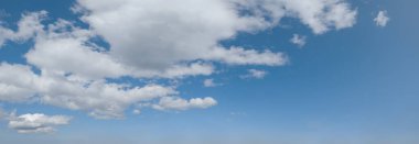 Daha narin ve tam olarak bulutlu eski popüler gökyüzümün işleyişi. Bu varyant, fotoğraflarınızda gökyüzünü değiştirmek için daha elverişli ve daha ileri işlem için daha uygundur..