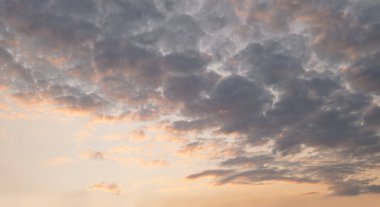 Daha narin ve tam olarak bulutlu eski popüler gökyüzümün işleyişi. Bu varyant, fotoğraflarınızda gökyüzünü değiştirmek için daha elverişli ve daha ileri işlem için daha uygundur..