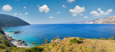 Top atheras görünümünü Körfez sahil şeridi (kefalonia, Yunanistan). Yaz deniz Panoraması.