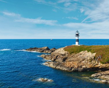 Okyanus Adası Gökhan kıyı şeridi manzara deniz feneri (İspanya ile yaz).