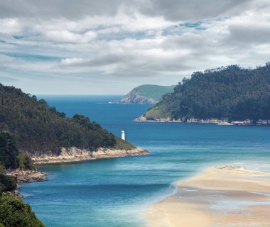 Küçük liman, Porto Barqueiro, Galiçya, İspanya var. Yaz Deniz Sahil peyzaj.