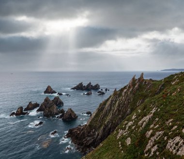 Costa de Loiba günbatımı manzara ile kaya oluşumları yakınındaki kıyı (Asturias, İspanya).