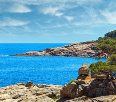 Akdeniz kayalık sahil yaz görünümü (Tamariu bay, Costa Brava, Katalonya, İspanya yakınındaki).